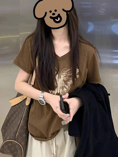 体恤衫 正肩宽松t恤上衣女生2026夏季 棕色棉短袖 v领小众不撞款 新款