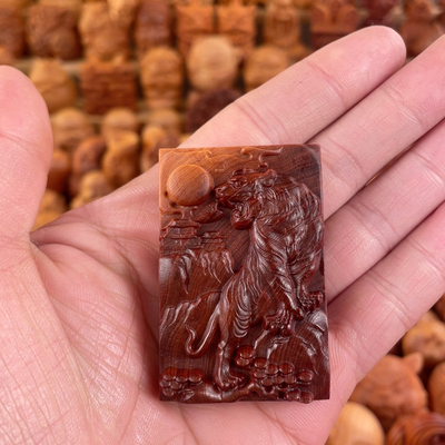 天然崖柏木雕老虎手把件