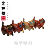 Резьба ручной работы Симпатичный котенок сандалового дерева - это весело и любопытная кошка уверена в креативных деревянных частях, милые домашние животные