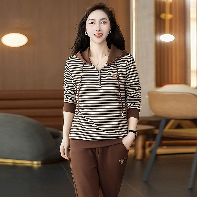 中年妈妈秋装条纹运动服套装新款中老年女春秋卫衣加大码休闲上衣
