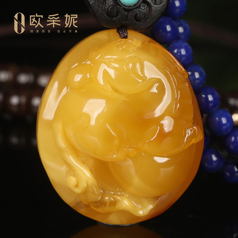 欧采妮蜜蜡吊坠【珍藏孤品好运锦鲤】天然原石雕刻满蜜鸡油黄挂坠