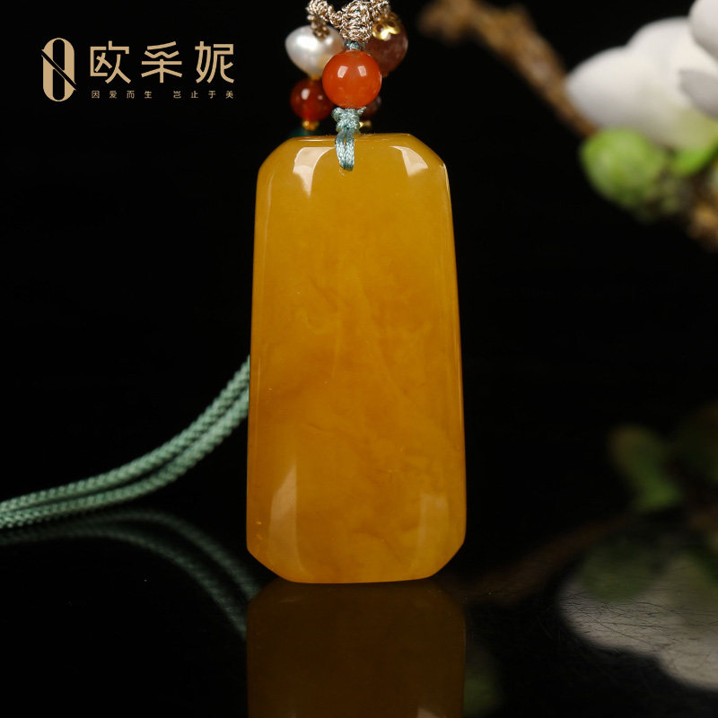 欧采妮俄料鸡油黄蜜蜡无事牌吊坠