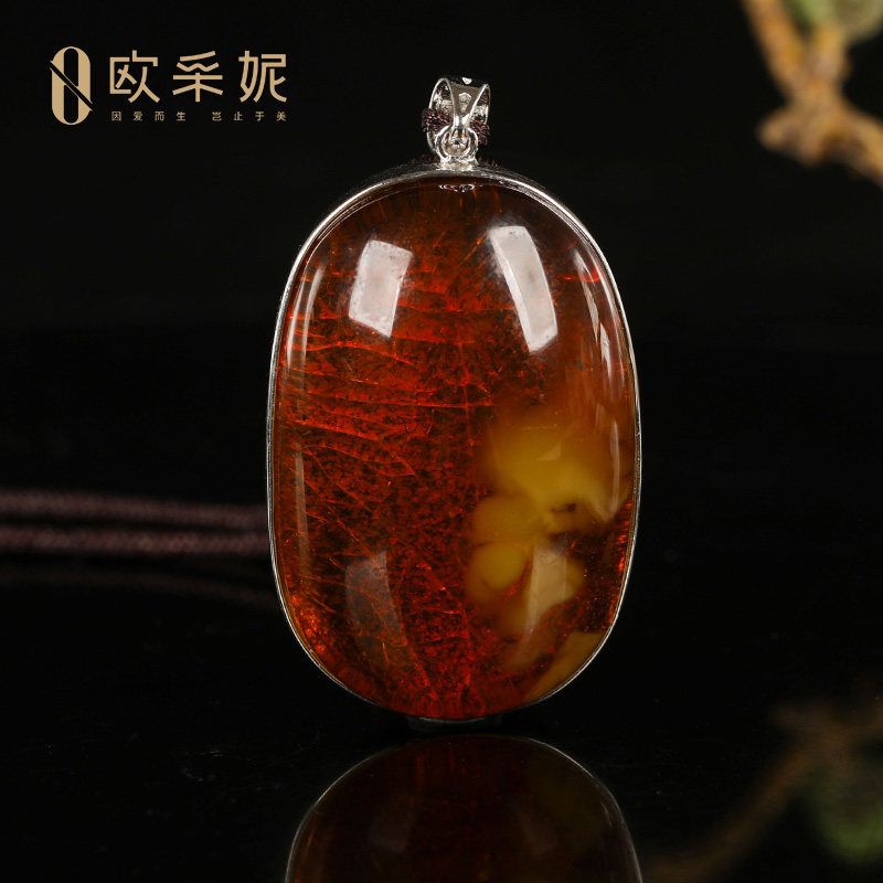 欧采妮天然原石鸡油红蜜蜡吊坠