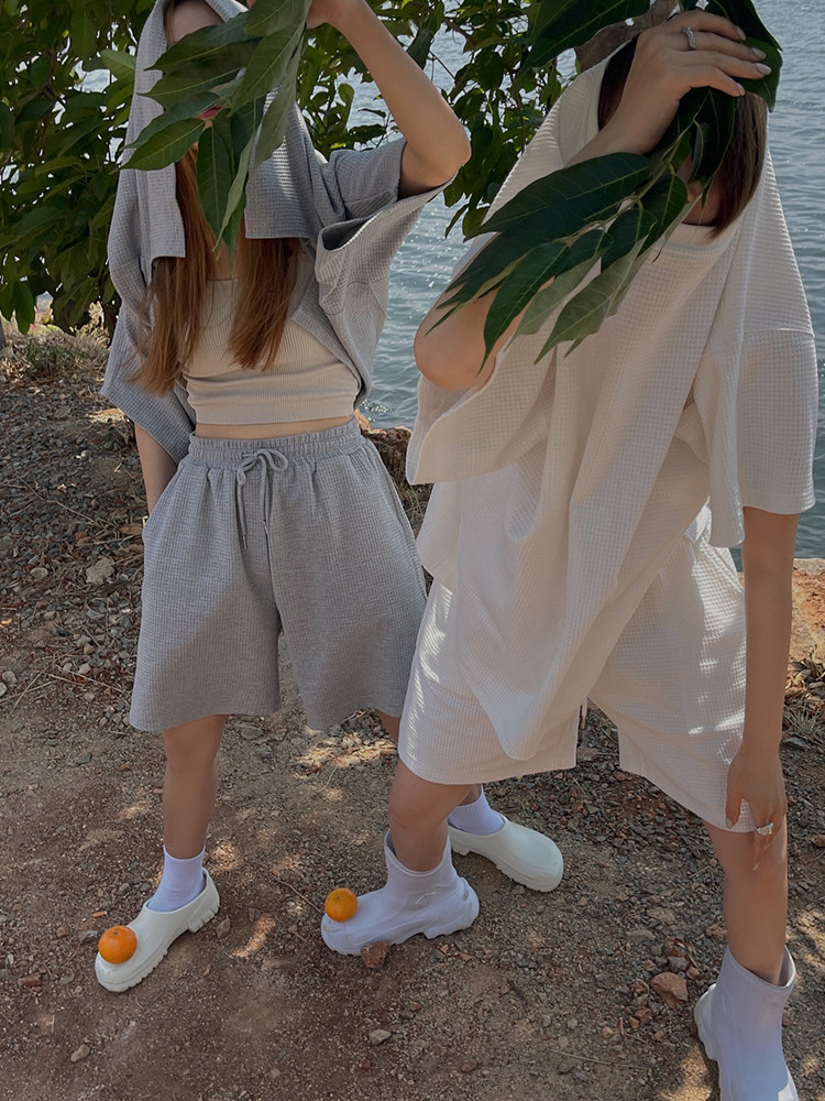 여성을위한 소금 스포츠 반바지 정장 여름 INS 새로운 홍콩 스타일 느슨한 와플 반팔 티셔츠 학생 투피스 세트