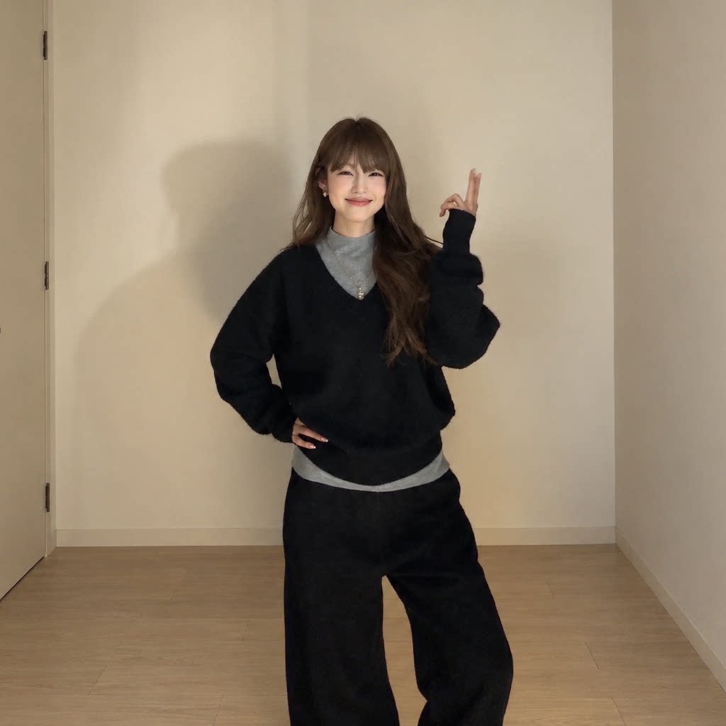 黑灰V领针织衫女秋冬休闲裤套装