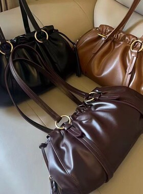 缪家24年秀款joie抽绳腋下云朵包小众设计复古褶皱软皮饺子单肩包