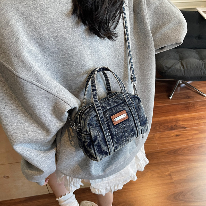 水洗牛仔布手拎小包包女2025新款潮时尚简约枕头包夏季质感斜挎包