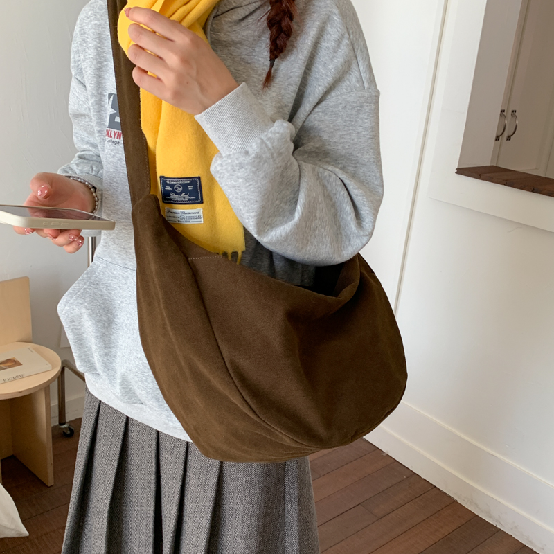 秋冬麂皮绒复古斜挎饺子包