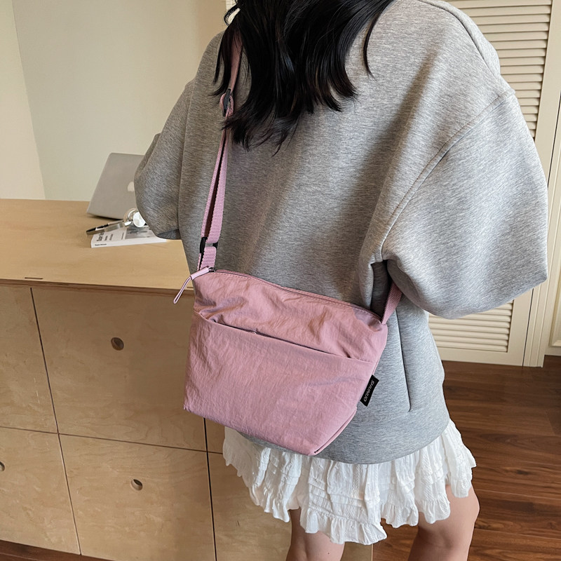 夏天轻便尼龙布小包包女斜挎手机包新款简约百搭出游小包韩版日系