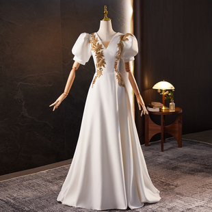白色模特走秀长款刺绣晚礼服主持人高级感高端大气舞台重工演出服