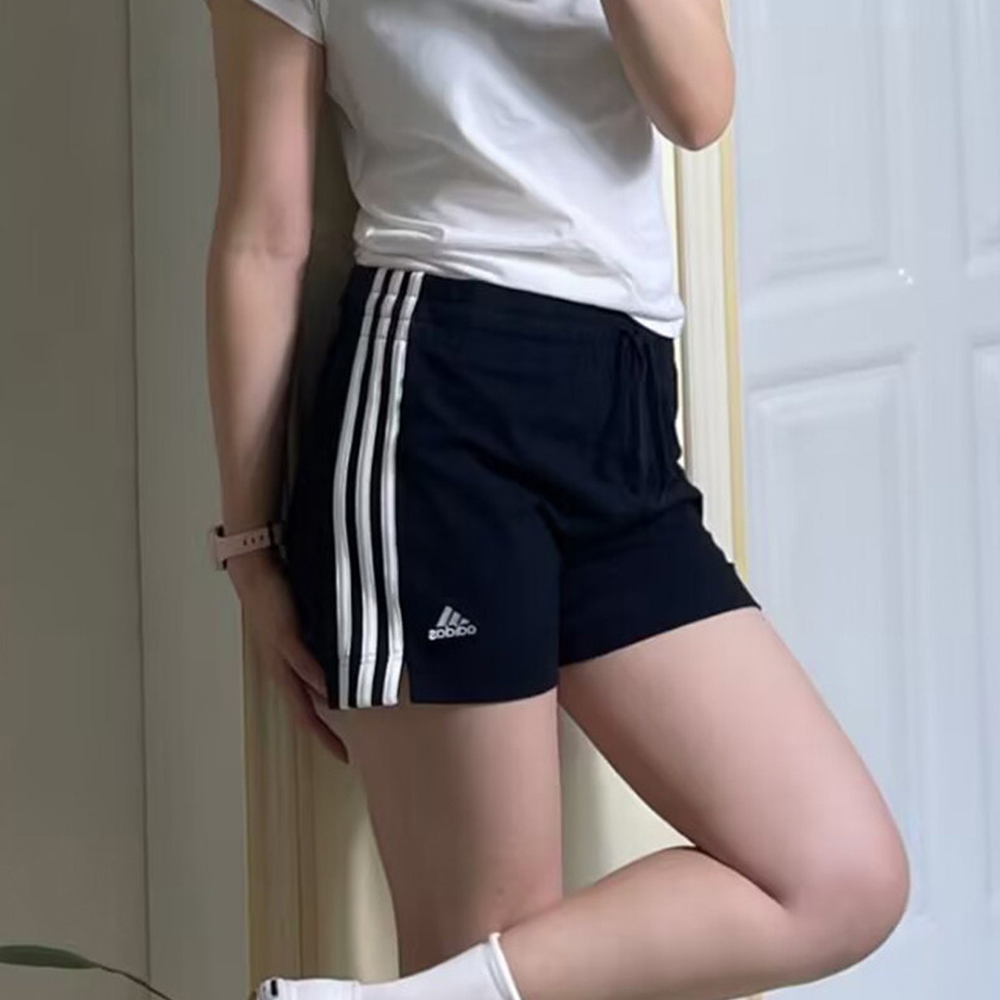 阿迪达斯短裤女裤2026夏季新款运动休闲黑色健身三分裤热裤GM5523