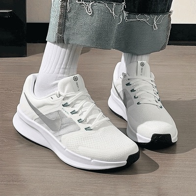 NIKE耐克网面透气跑步鞋女鞋春季白色RUN SWIFT 3运动鞋轻便跑鞋