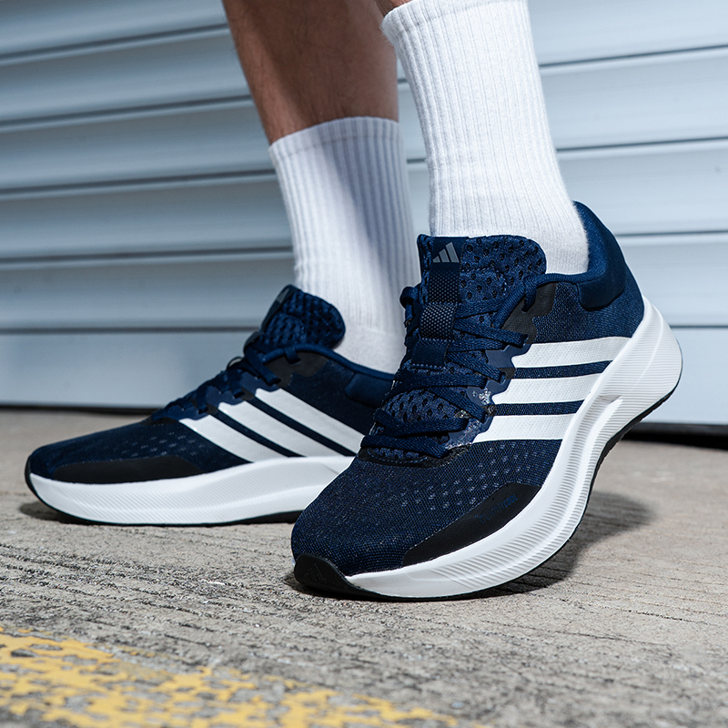 透气网面，轻便穿着，兼顾运动日常