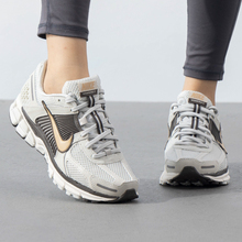NIKE耐克正品复古休闲鞋女鞋夏季新款老爹鞋ZOOM VOMERO 5运动鞋