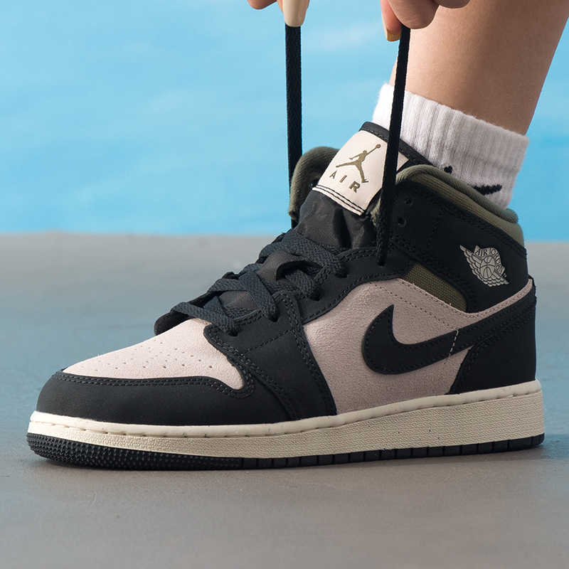 耐克篮球板鞋女鞋冬季新款AIR JORDAN 1 MID SE运动鞋大童休闲鞋