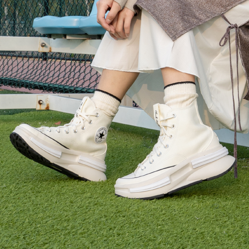 高帮系带；超厚底设计；加长后跟