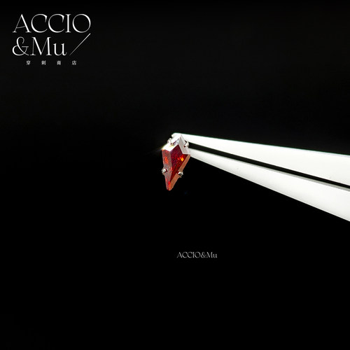ACCIO&Mu暗黑钛合金风筝锆石内螺纹饰品16g亚文化红色锆石耳骨钉