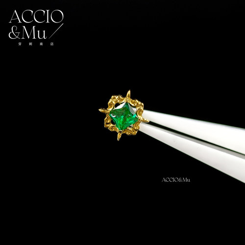 ACCIO&Mu复古雕花镀金钛合金绿色方钻耳骨钉16g精致百搭耳钉flat