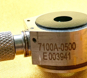 TE泰科 7100A-0500 加速度传感器 通孔安装 稳定温度响应 带宽高