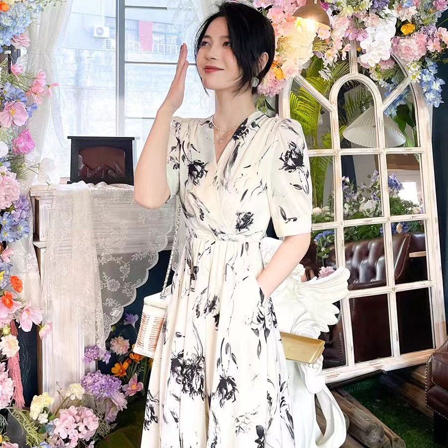 白色碎花连衣裙女2026夏新款气质收腰高端精致法式茶歇小个子长裙