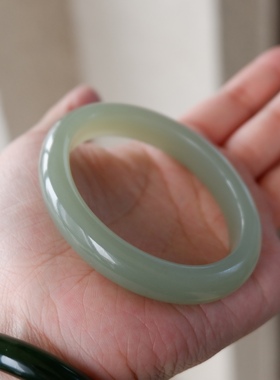 青绿51~52圈口 和田玉青白玉老坑荔枝肉晴水色椭圆形贵妃镯玉手镯