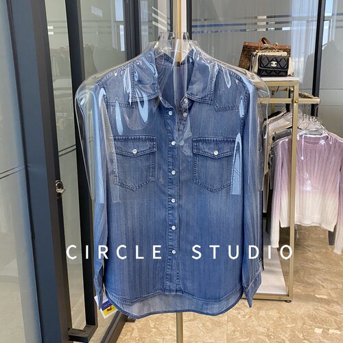 设计感竖条纹翻领珍珠扣牛仔衬衫