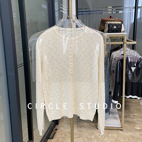 浮雕镂空针法圆领排扣套头针织衫