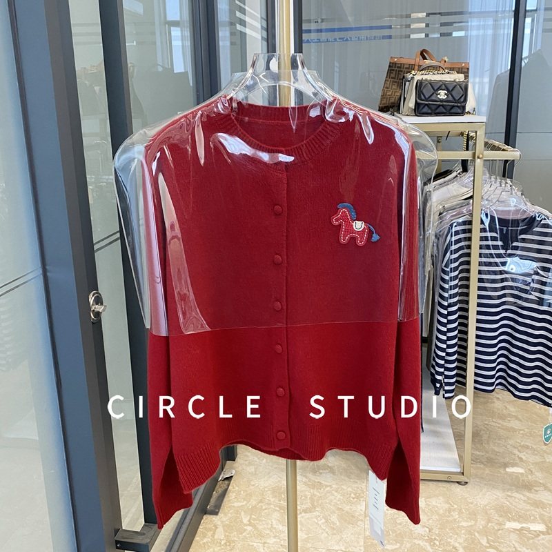 小马开运 时髦设计感贴布小马圆领包扣长袖羊毛毛衣开衫女小外套,女装/女士精品,毛针织衫,淘宝优惠券,粉丝福利购,淘宝优惠卷