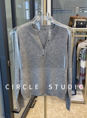100绵羊毛 减龄通勤格雷系套头羊毛针织衫贝壳纽扣门襟灰色毛衣女
