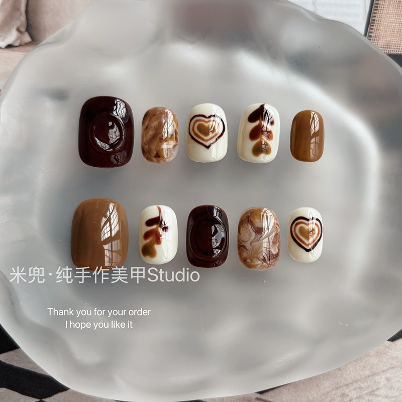 一副很温暖的卡布奇诺色美甲