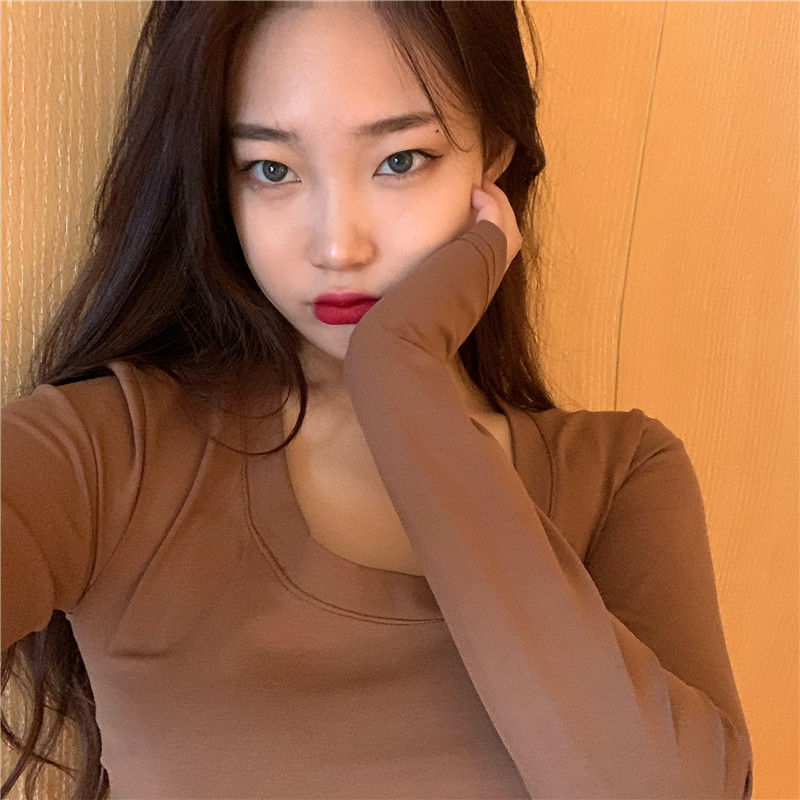 The real price keeps up with the old-fashioned and versatile big U-neck to show the chest and build the body