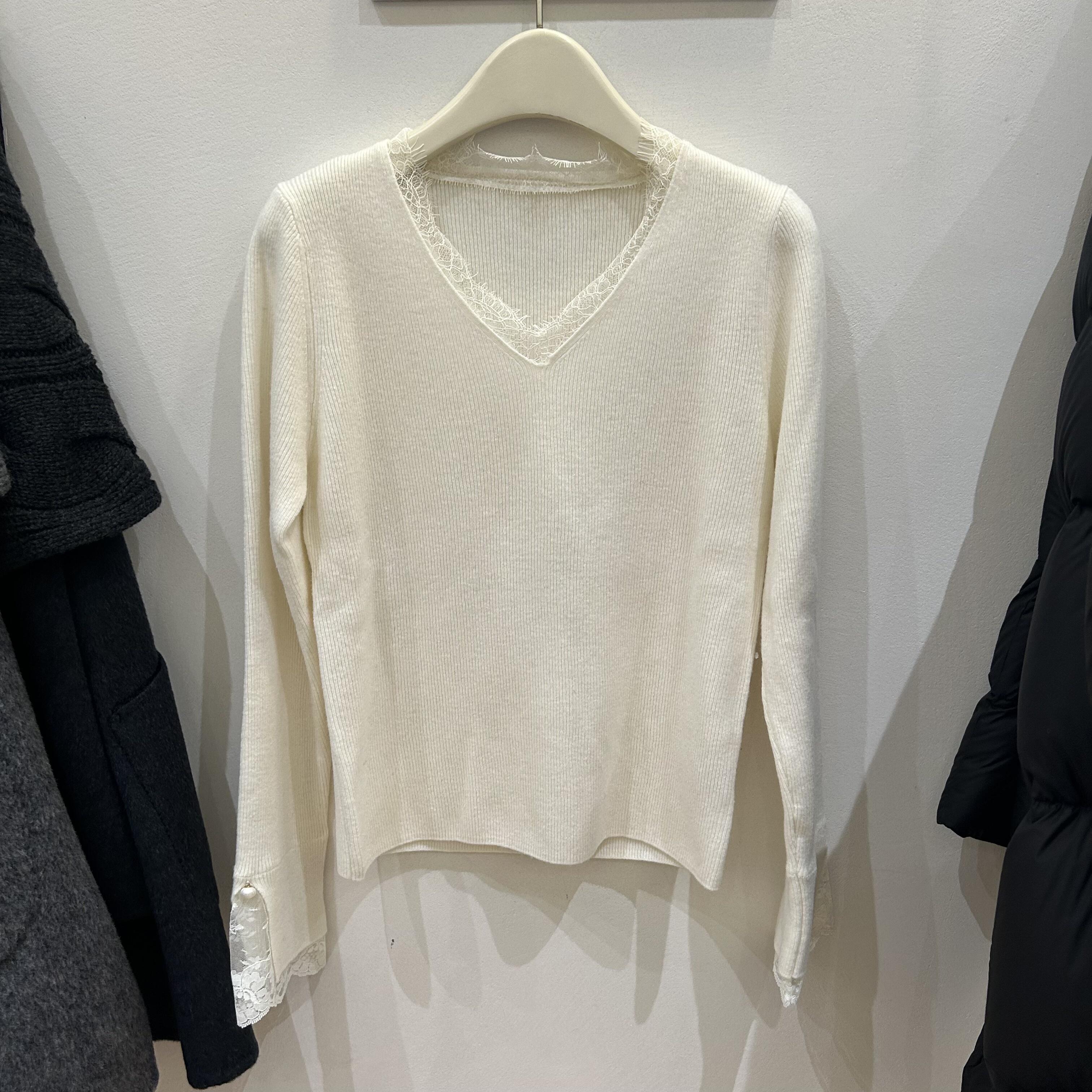 欧洲站2025秋冬新款V领蕾丝拼接喇叭袖羊毛针织衫女修身打底衫女