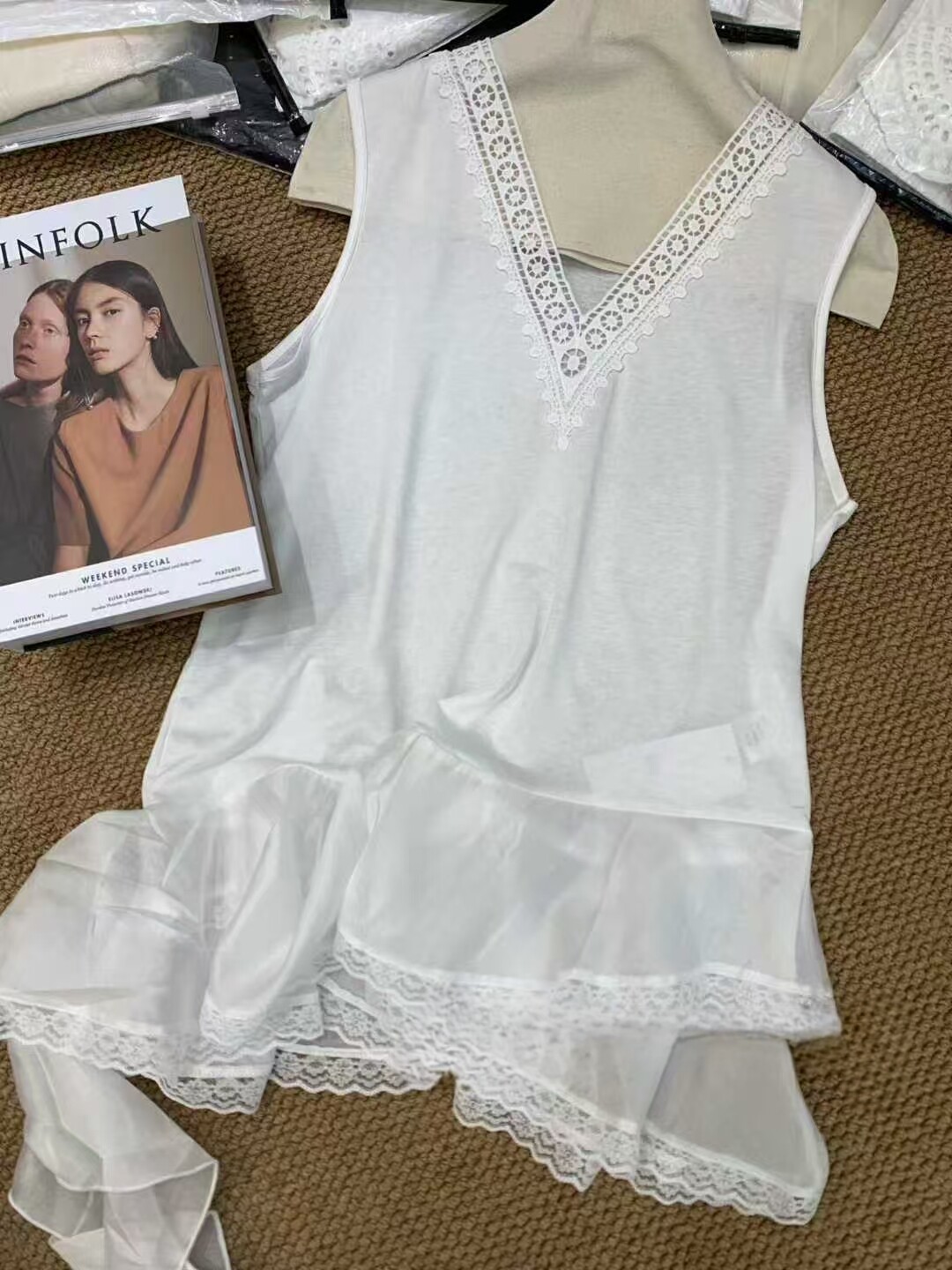 欧洲站2026春季新款女装V领蕾丝拼接无袖不规则吊带背心显瘦上衣