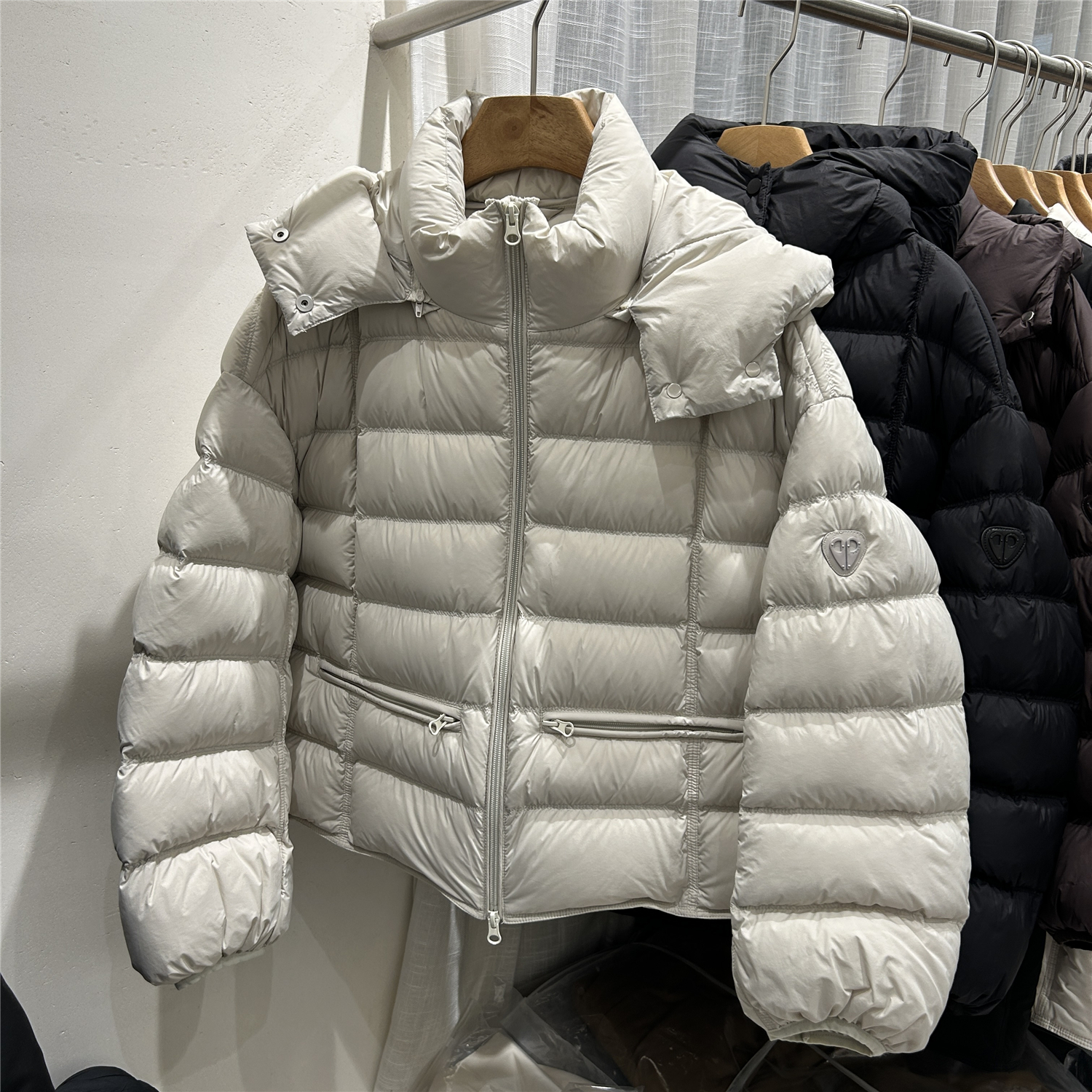 欧货短款连帽羽绒服可拆卸