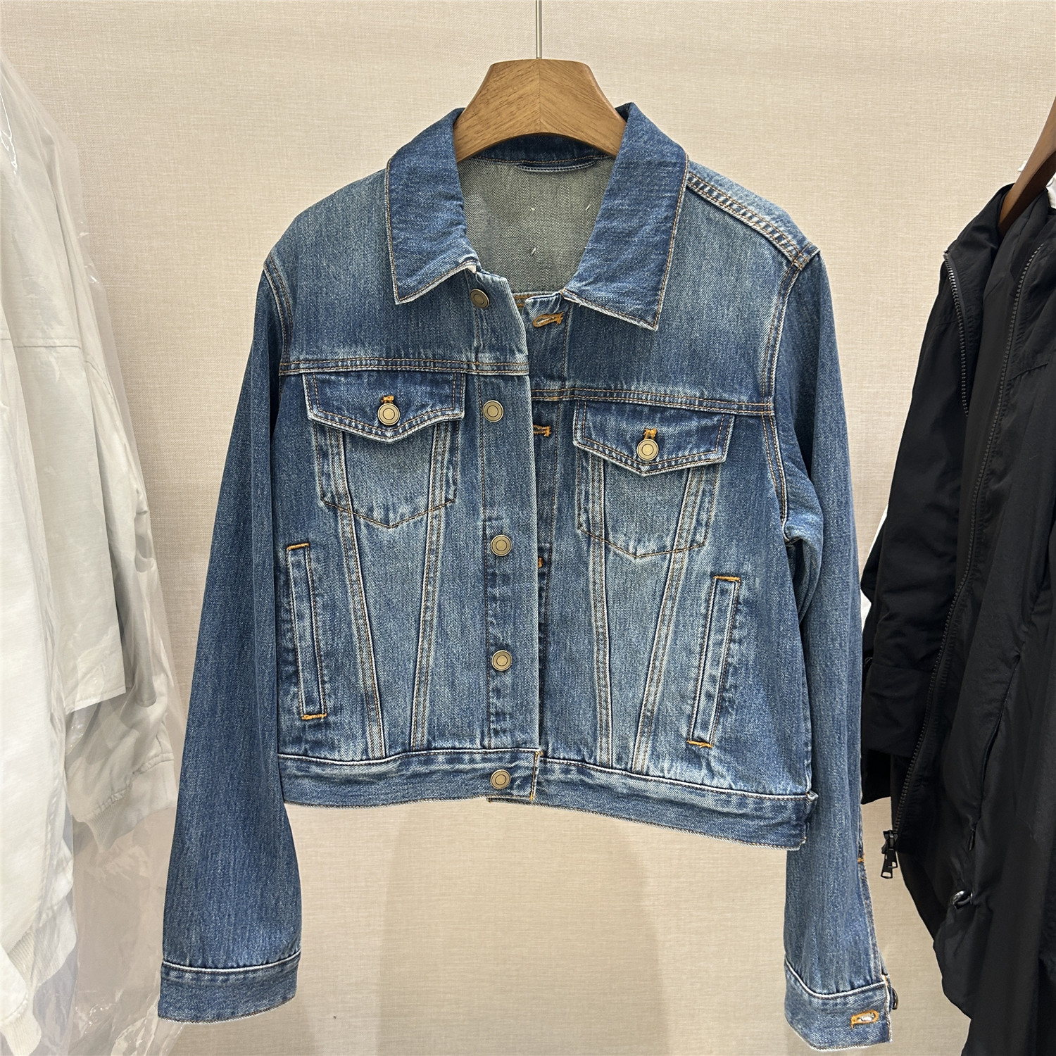 欧洲站欧货2026时尚翻领牛仔外套女短款单排扣百搭夹克春装上衣