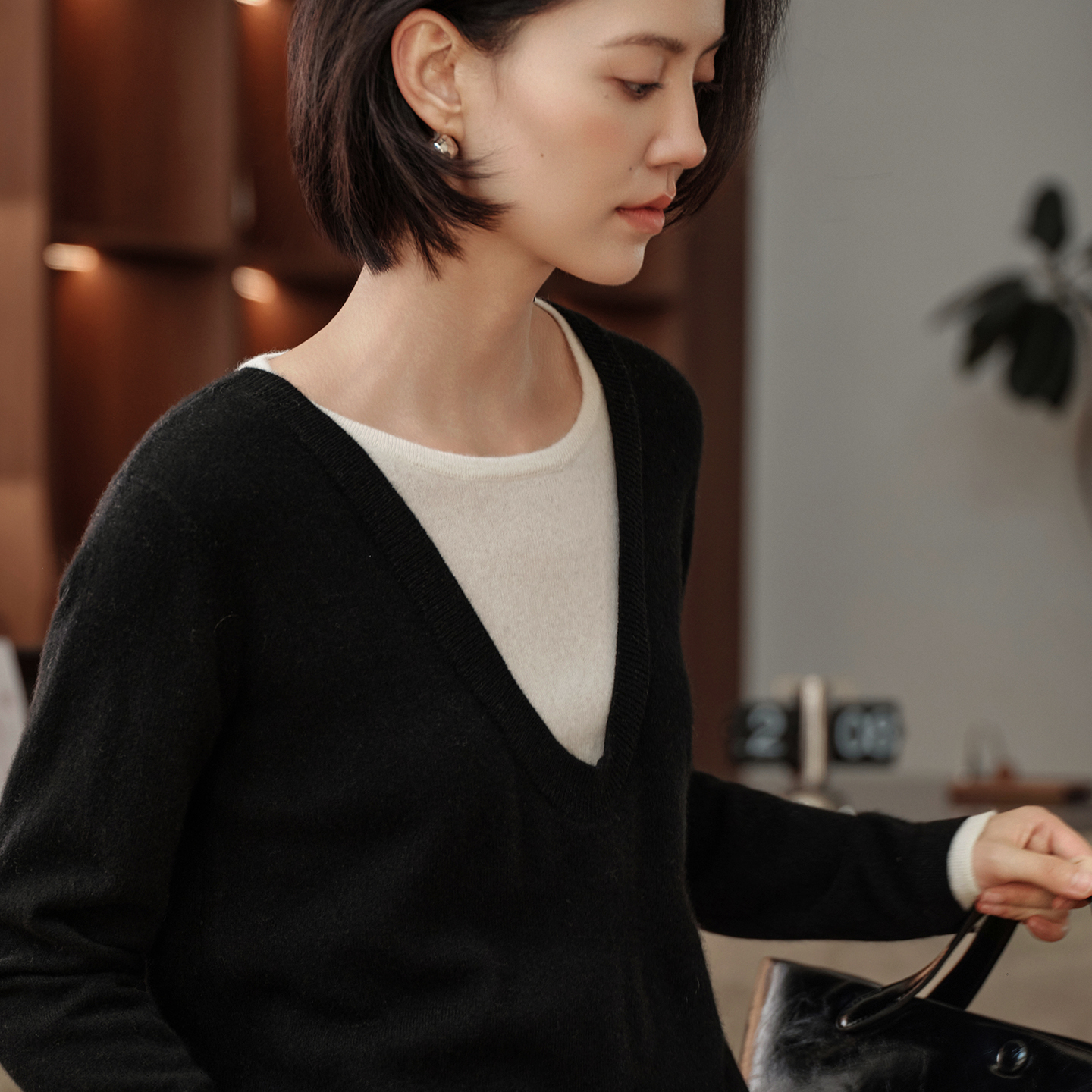 羊绒衫女100%纯山羊绒衫女V领假两件长袖针织衫黑色极简风毛衣冬