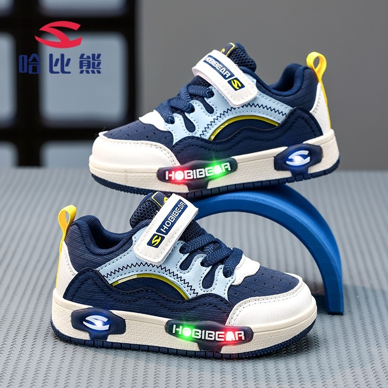 哈比熊童鞋男童板鞋2025春秋新款皮面防水儿童亮灯鞋子宝宝运动鞋