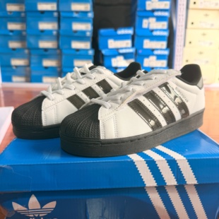 Adidas阿迪达斯童鞋三叶草魔术贴亮灯黑贝壳头运动板鞋JS1290