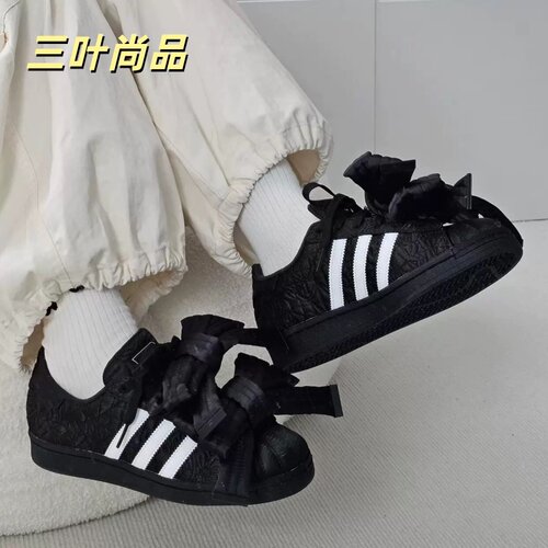 阿迪达斯女款运动休闲鞋板鞋
