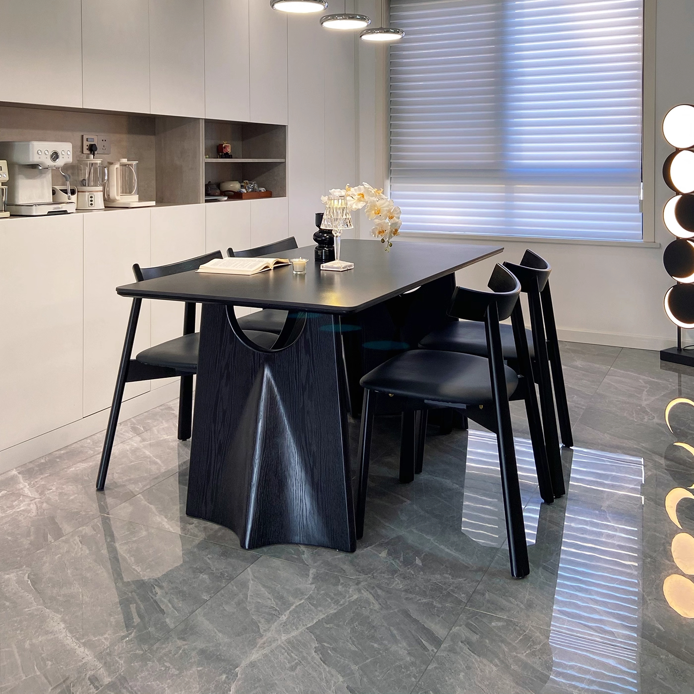 黑色飞鸦法式复古实木餐桌