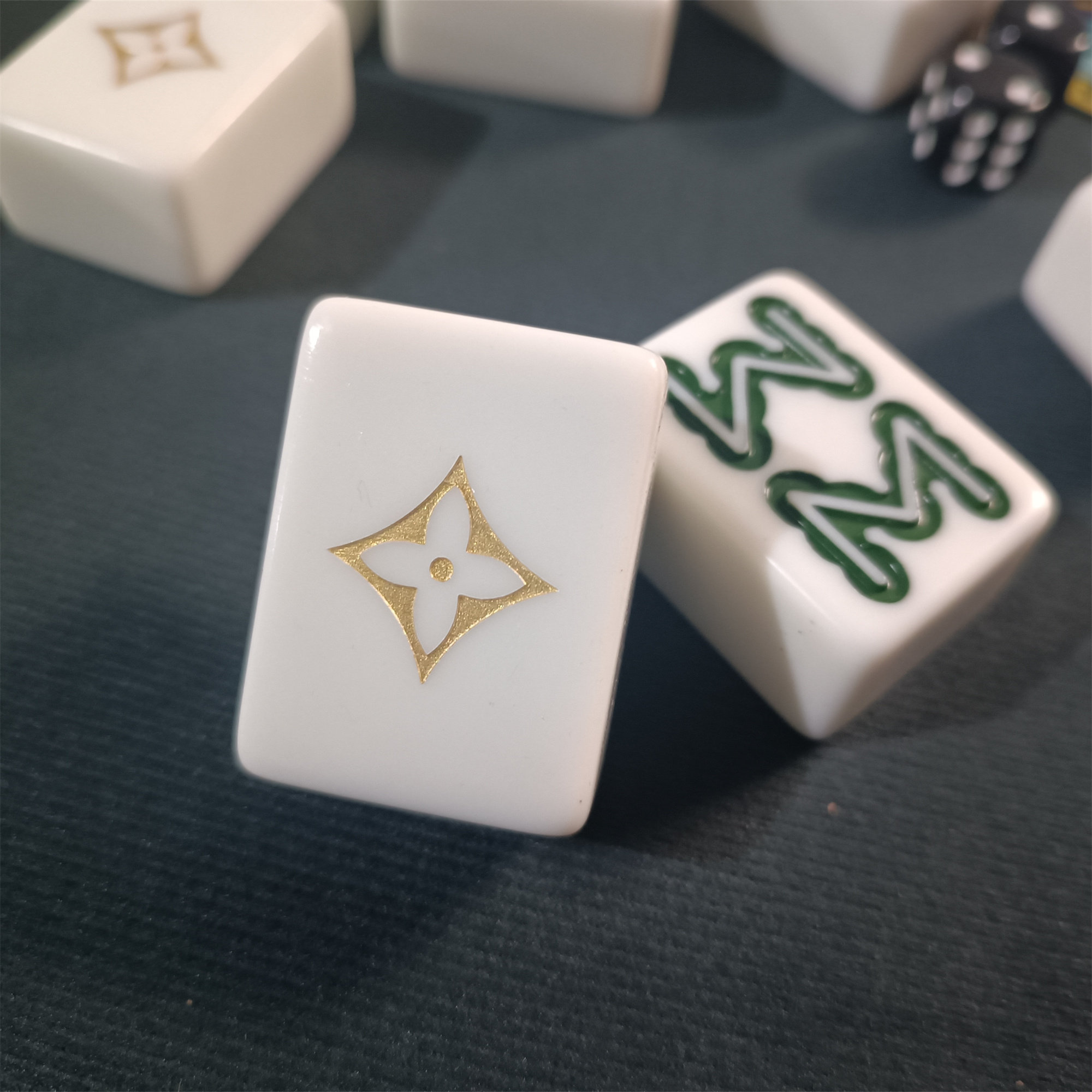 定制潮牌卡通黑色40中号42麻将 晶玉大号44麻将家用手搓创意礼品