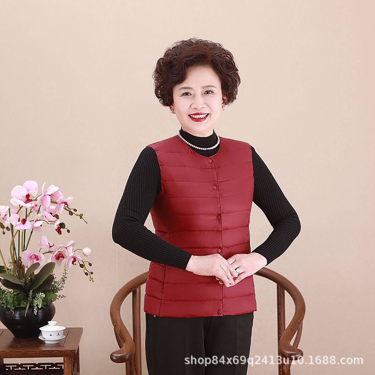 正品牌中老年背心妈妈轻薄圆领羽绒服内胆羽绒马甲女装大码保暖坎