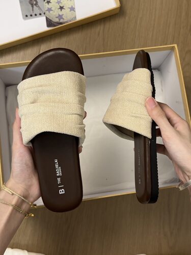 喜番SHOP褶皱亚麻一字拖鞋女夏外穿2026新款度假沙滩鞋平底凉拖鞋