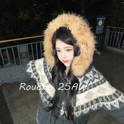 时髦牛角扣毛领连帽毛衣外套女