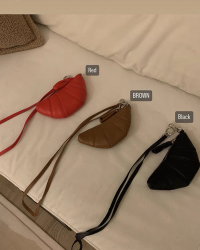 挂脖mini零钱包可爱牛角包设计感小众迷你凹造型斜挎口红耳机小包