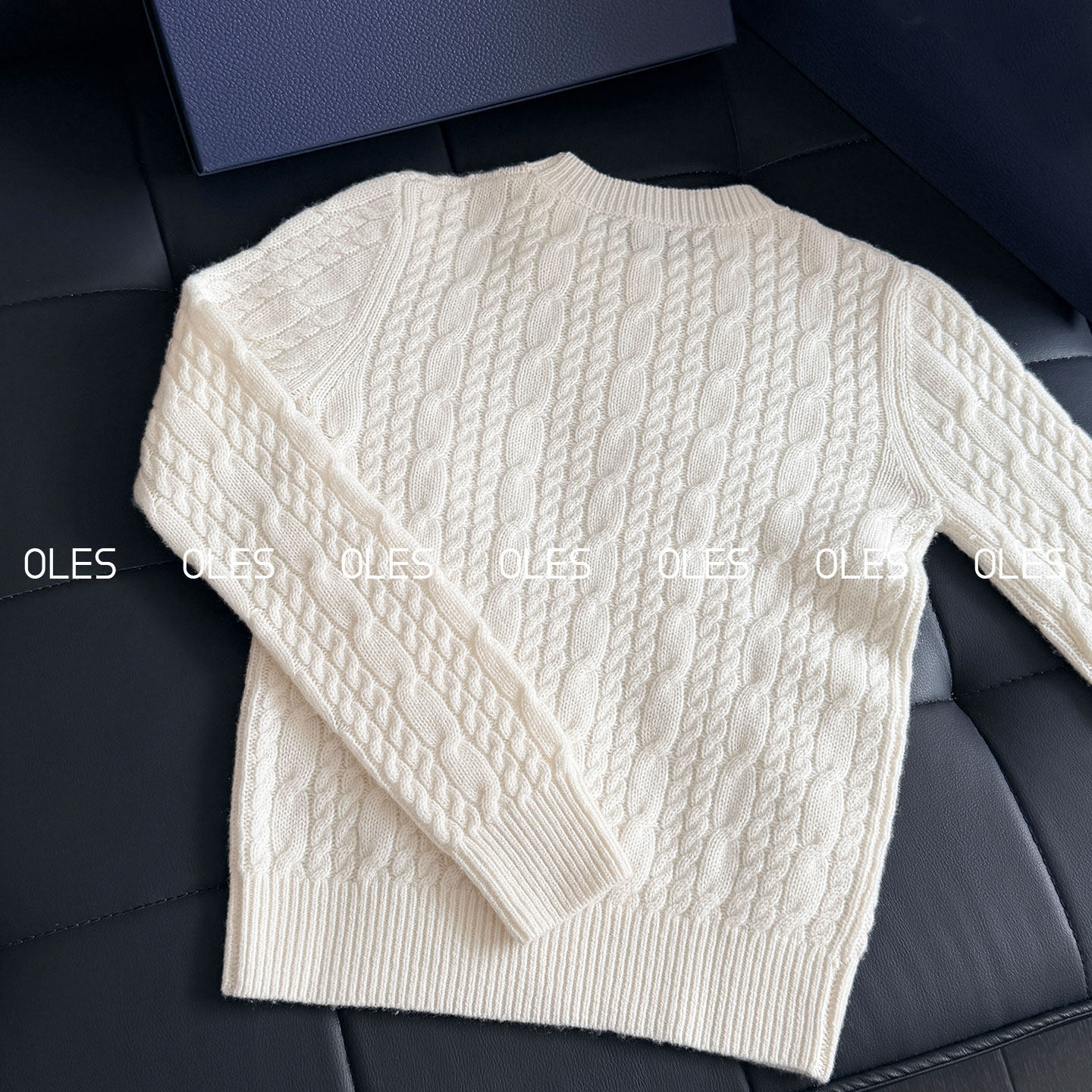 【OLES】26春季新款毛衣白色麻花圆领套头长袖金属蝴蝶结徽标装饰