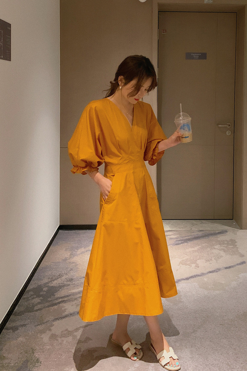 茶歇法式红色v领泡泡袖连衣裙女夏2025新款高级感气质收腰长裙子,女装连衣裙,2C321