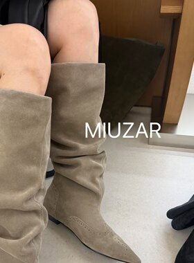 妙莎MIUZAR女鞋2026秋冬新款复古牛猄皮尖头褶皱堆堆内增高时装靴