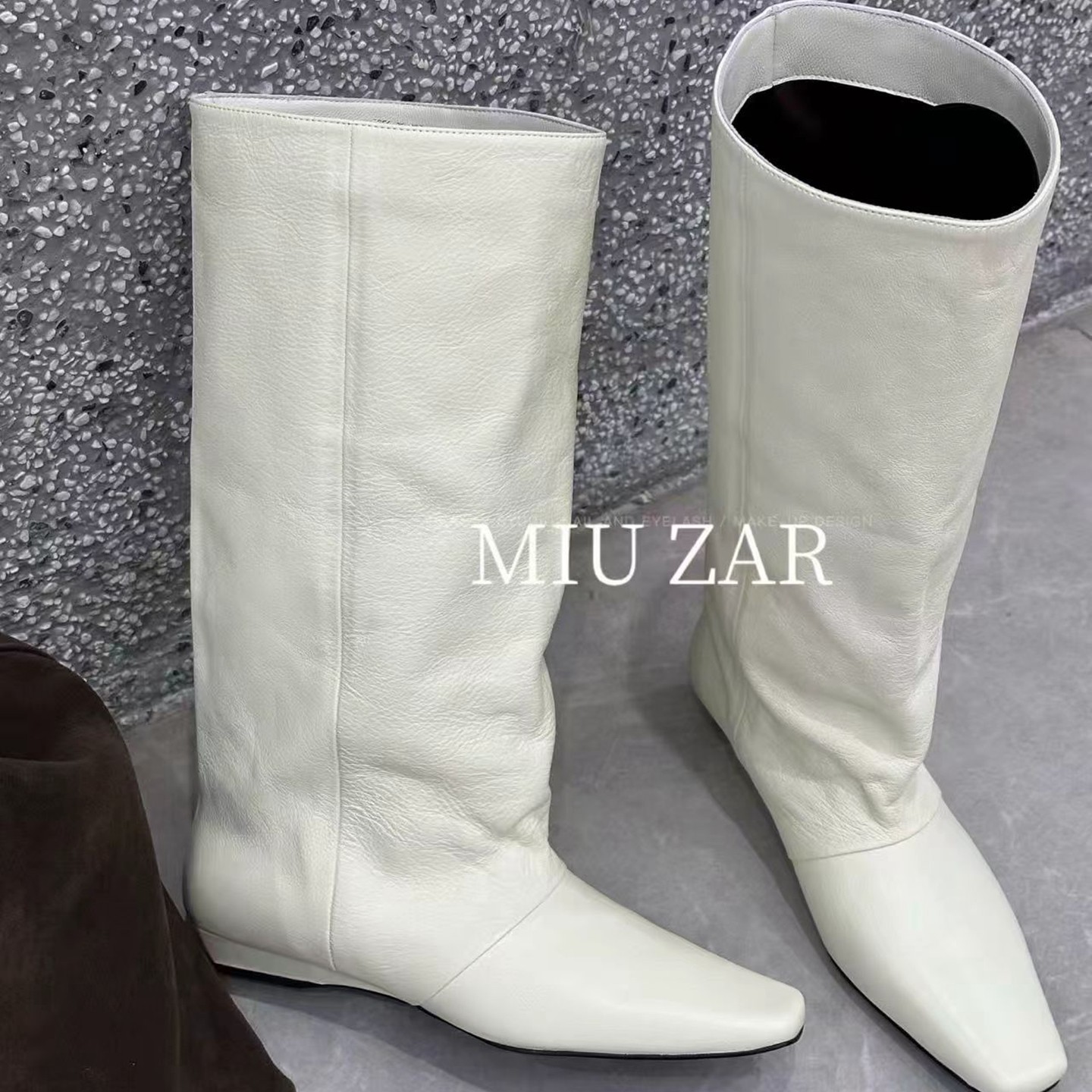 妙莎MIUZAR女鞋2026秋冬新款牛皮方头褶皱时尚套筒坡跟时装高筒靴