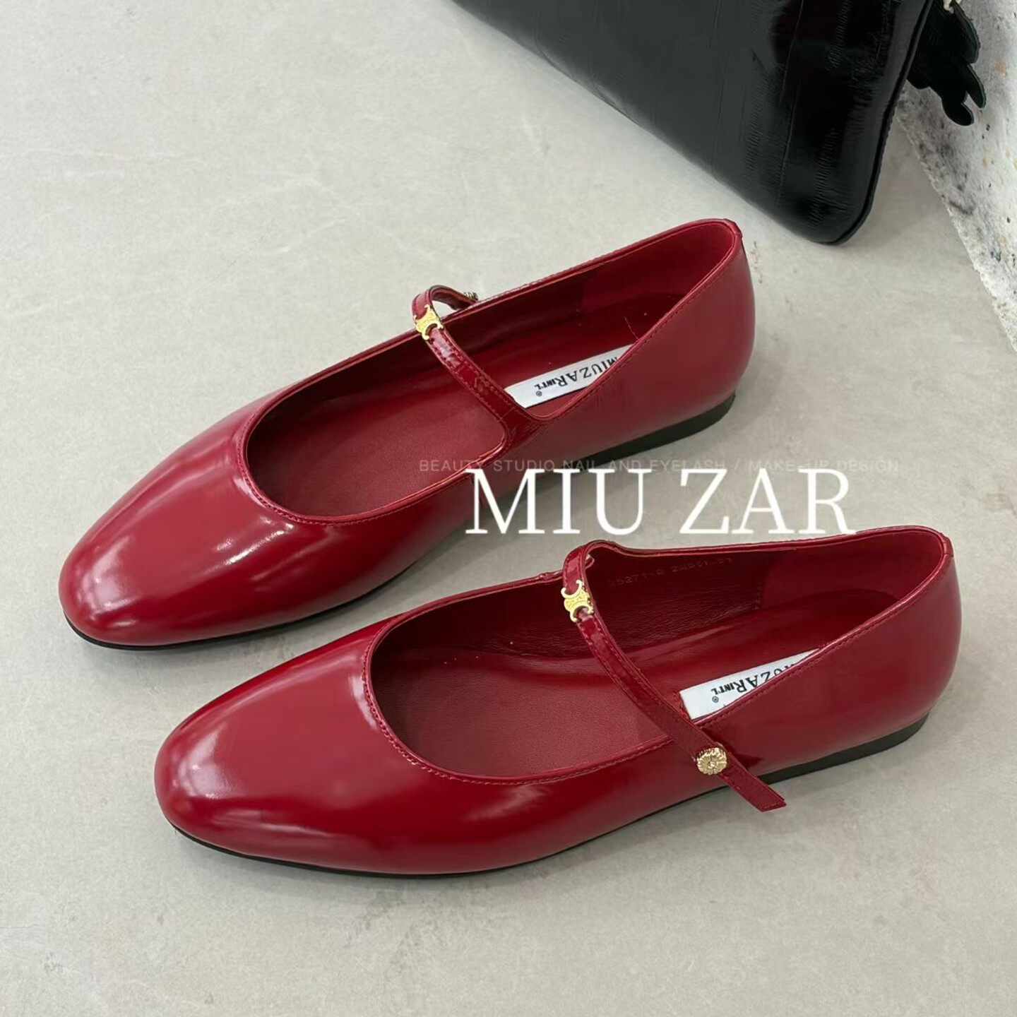 妙莎MIUZAR欧货女鞋2026早春新款漆皮圆头浅口脚环带平底玛丽珍鞋